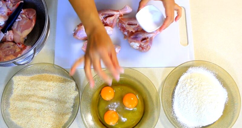 Za pohovanje su potrebni piletina, brašno, jaja, prezle, so i ulje za prženje