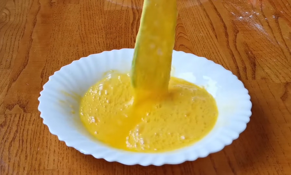 Smesa za paniranje se pravi od brašna, jaja i prezli uz dodatak začina