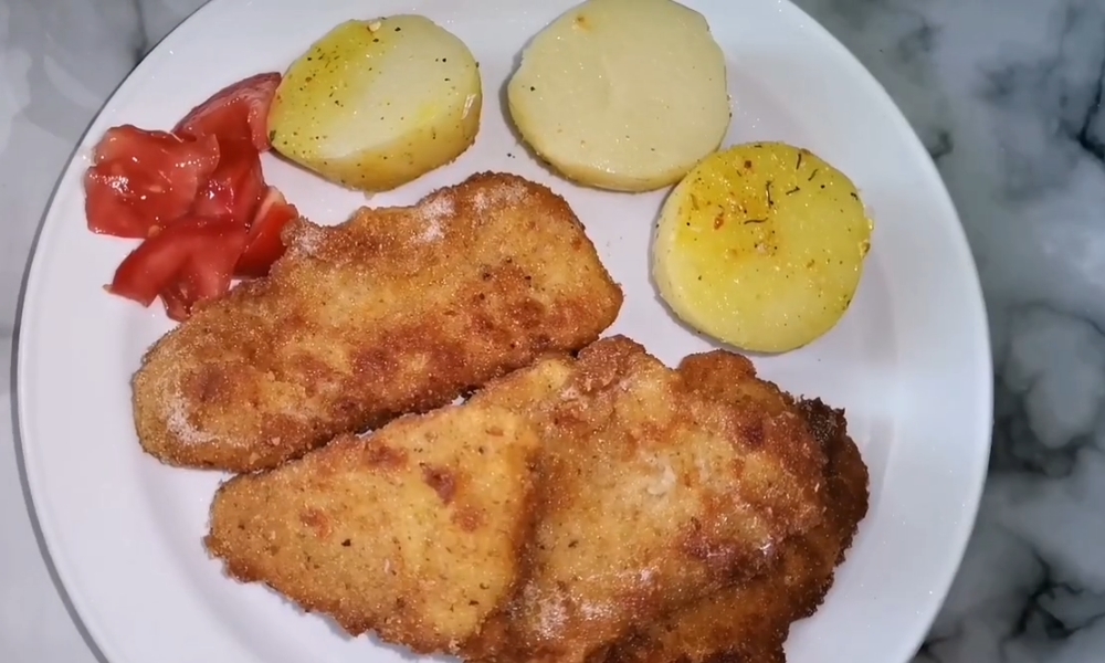 Serviranje pohovane ribe uz bareni krompir sa peršunom i belim lukom predstavlja klasičan i lagan prilog