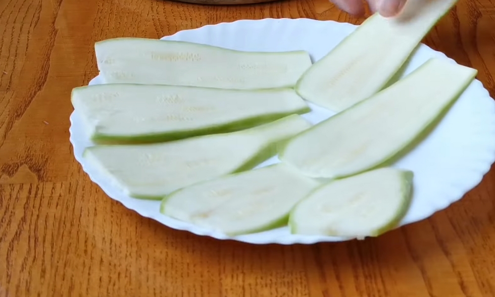 Izvlačenje vode iz tikvica se postiže soljenjem i kratkim stajanjem, nakon čega ih treba dobro osušiti